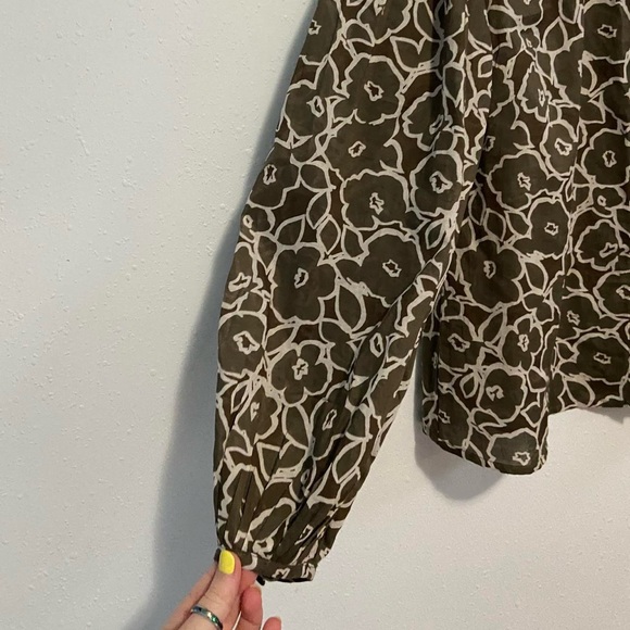 Banana Republic Puff-Sleeve
Button-down Floral Patterned Shirt - Picture 5 of 8